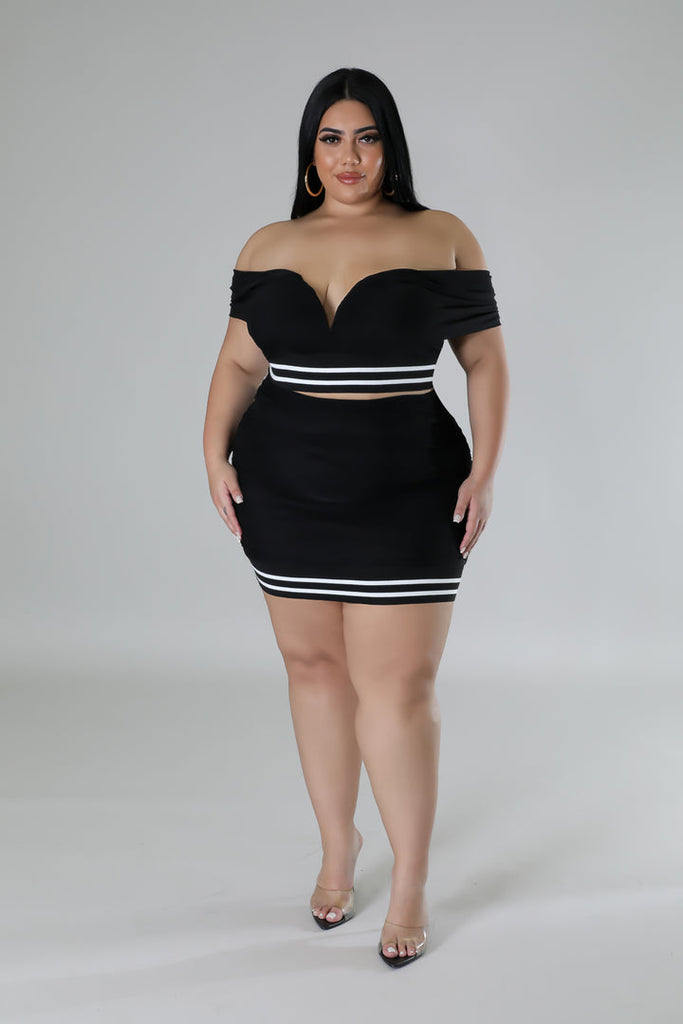 2X model wearing Black Plus Size Sweetheart Skirt Set with clear heels