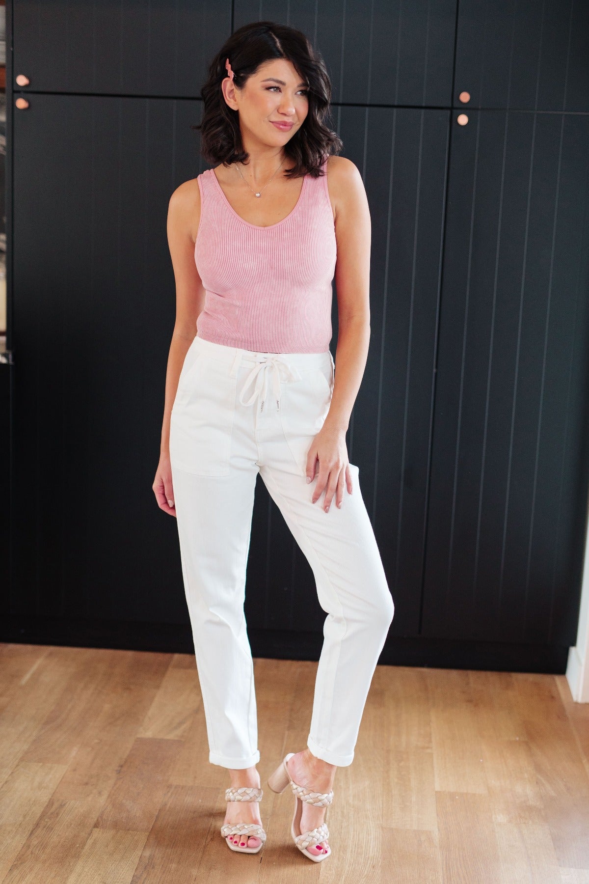 brunette model wearing Classic High Rise Judy Blue Joggers in Off White with pink tank top